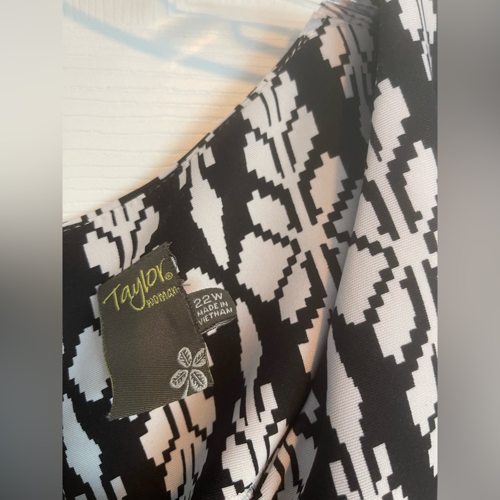 Taylor sleeveless sheath, size 22w - Picture 3 of 5